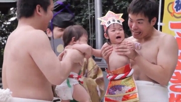 Para pegulat sumo berusaha membuat bayi-bayi menangis dalam festival Naki Zumo di Jepang (1)