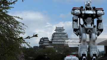Patlabor berdiri menjaga Istana Himeji di Jepang! (1)