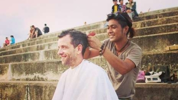 Pria Jepang Ini Keliling Dunia Potong Rambut 1.000 Orang (1)