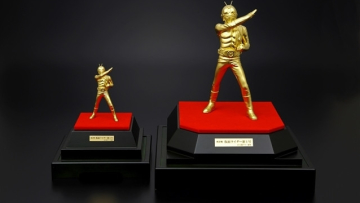 Rayakan masa keemasan dari Kamen Rider dengan patung yang terbuat dari emas padat