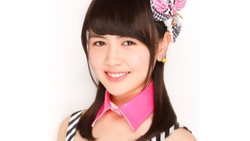 Rio Okawa (AKB48) mengalami cedera pada lutut kanannya