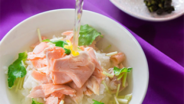 Sake Chazuke, sajian ikan salmon di atas nasi yang diseduh teh hangat