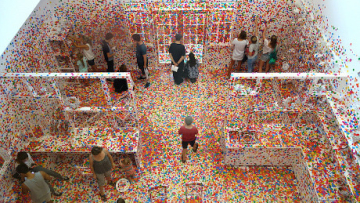 Seniman Yayoi Kusama Bikin Ruangan 'Polkadot'