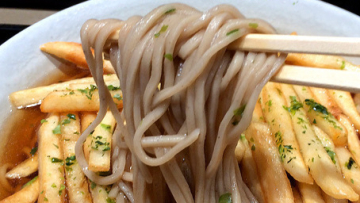 Slruup! Soba Berkuah Hangat dengan Topping Kentang Goreng