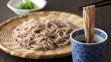 Sluurp! Seruput Saja Soba Dingin dengan Bunyi Keras!