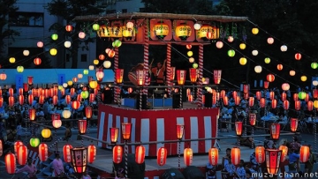 Suasana panggung Bon Odori yang penuh cahaya di malam hari Suasana panggung Bon Odori yang penuh cahaya di malam hari