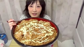 Sugoi! Wanita Jepang bertubuh kecil ini memakan 4 kg mie! (2)