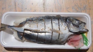 Sushi Ini Dibuat dari Ikan Utuh Berikut Ekor dan Kepala