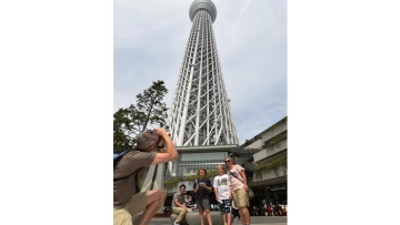 Tokyo Skytree merayakan ulang tahun ke-3 dan menarik banyak wisatawan asing