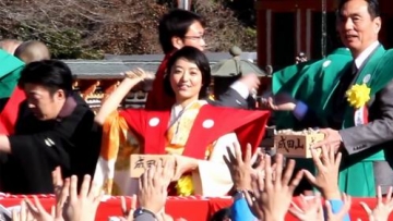 Tradisi melempar kacang digelar di Kuil Shinshoji, Jepang