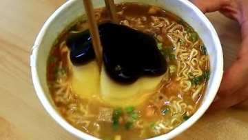 Tren Makan Mie Ramen Dengan Puding, Berani Coba