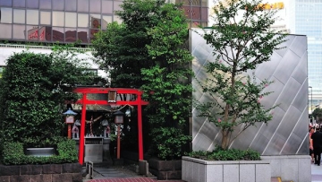 Unik! Di Jepang ada kuil kecil yang dikelilingi gedung pencakar langit!