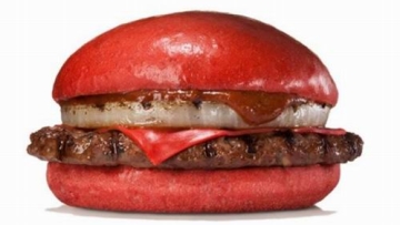 Wah, di Jepang ada cheeseburger berwarna merah! Seperti apa ya rasanya (1)
