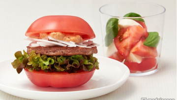 Wah, di Jepang kini telah hadir burger yang unik, burger tomat! (1)