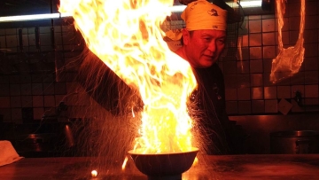 Wah, para pengunjung restoran di Jepang ini disajikan ramen dengan api yang berkobar!
