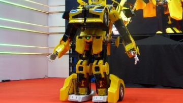 Wow! Di acara Tokyo Toy Show 2015 ada robot Bumblebee yang bisa berubah wujud!