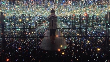 Wow, Seniman Jepang 'Sulap' Ruang Cermin dengan Ilusi Luar Angkasa! (2)