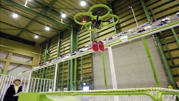 helikopter-pengendalian-jarak-jauh-untuk-mengambil-sepatu-helicon_20150226_090844