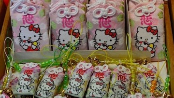hello-kitty-lucky-charm