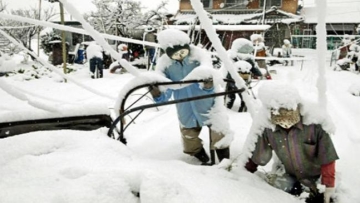 kakashi-orang-orangan-di-tanah-pertanian-di-saat-turun-salju-lebat