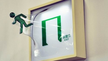 karya-seni-menarik-objek-tampak-mencoba-melarikan-dari-bingkai-1