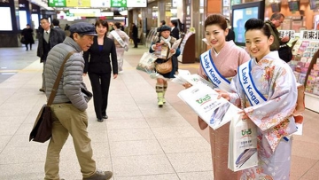 lady-kaga-bagikan-brosur-pariwisata-perfektur-kaga-jepang_20150217_132356