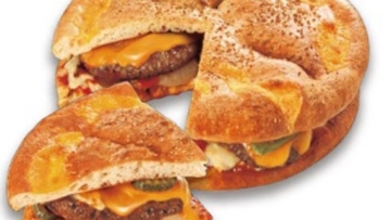 megaburgerpizza-kolaborasi-pizza-dan-burger-dalam-ukuran-super-besar-102637 (2)