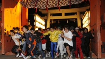 perlombaan-fuku-otoko-di-kuil-nishinomiya-jepang-_150111084153-143