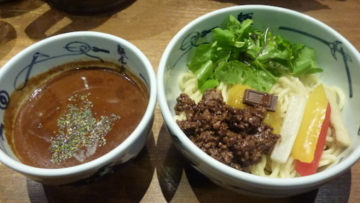 ramen-cokelat-meriahkan-valentine-di-jepang-T9HMCq8Ulq