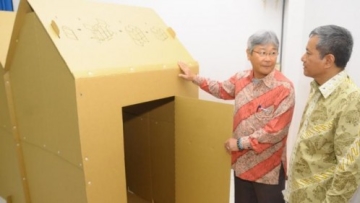 rumah-kardus-untuk-korban-bencana_20150127_221050