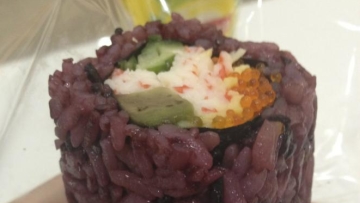 sushi-menggunakan-beras-hitam-_663_382