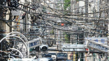 ﻿﻿Rumitnya kabel-kabel listrik yang tergantung di atas jalanan di Jepang (1)