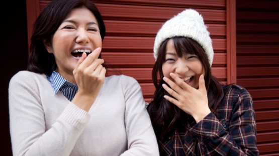 Kenapa sih wanita Jepang sering menutupi mulut mereka saat 