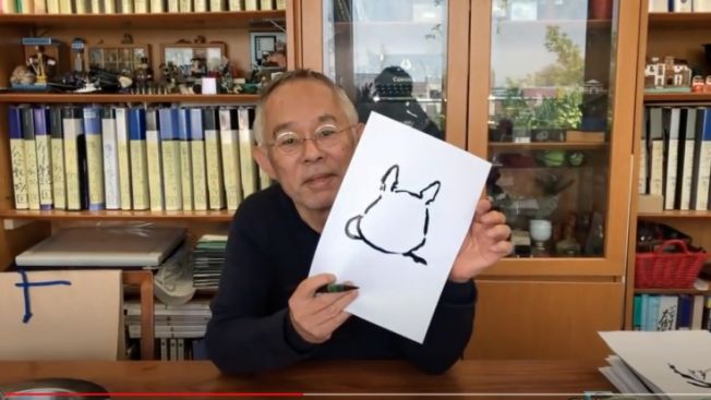 Toshio Suzuki menggambar badan telinga dan badan Totoro (soranews24.com)