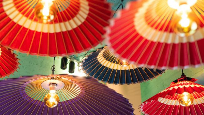 Aksesoris Payung Tradisional Jepang di Langit-Langit