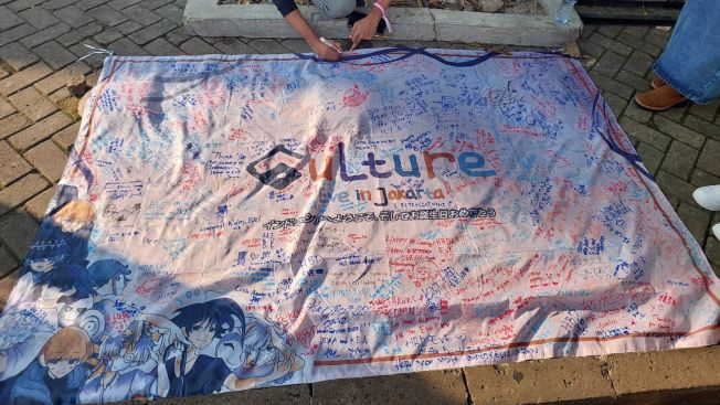 Banner yang Penuh dengan Tanda Tangan Fans Eve (Foto: Tiara Febriani)