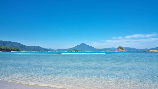 Keindahan biru laut dan pasir putih pada Pantai Wakasa Wada (Enjoy Fukui).