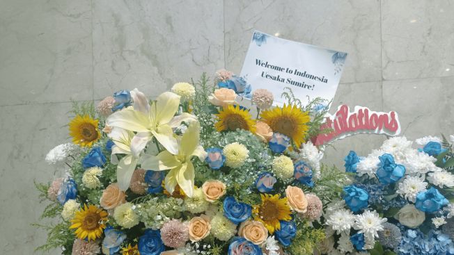 Karangan bunga untuk Sumire Uesaka dari para penggemar di AFAID 2025 Karangan bunga untuk Sumire Uesaka dari para penggemar di AFAID 2025