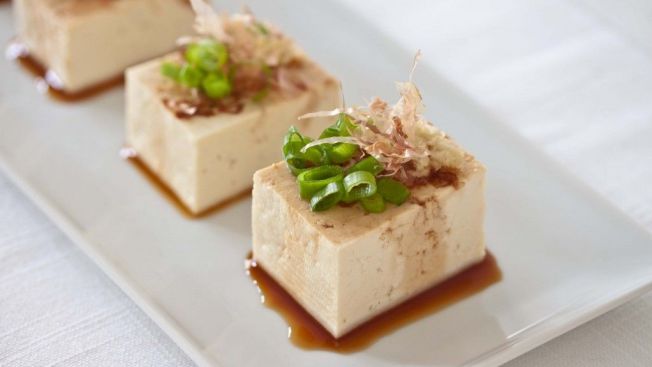 hiyayakko tofu Rekomendasi Hidangan Musim Panas di Jepang yang Wajib Dicoba.
