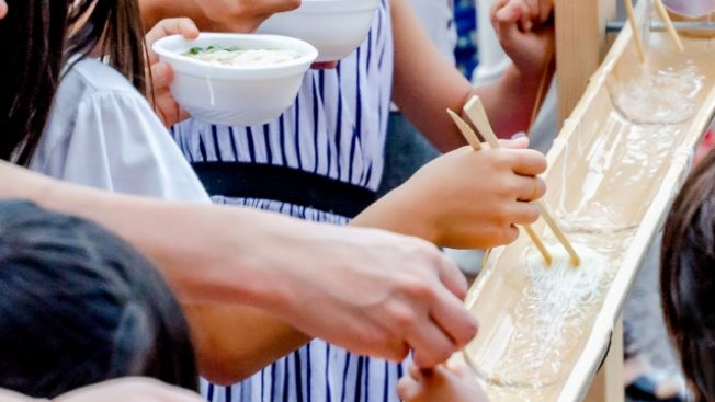 Nagashi somen Rekomendasi Hidangan Musim Panas di Jepang yang Wajib Dicoba.
