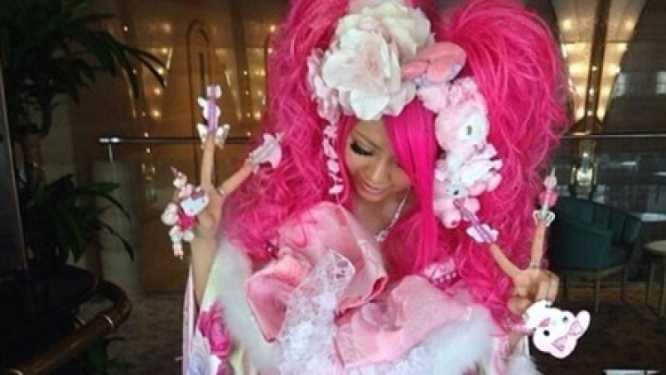 1a tren-fashion-kimono-nyentrik-gadis-jepang-di-upacara-kedewasaan