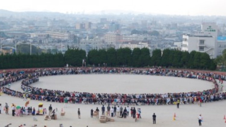 world-record-for-longest-human-chair-in-japan