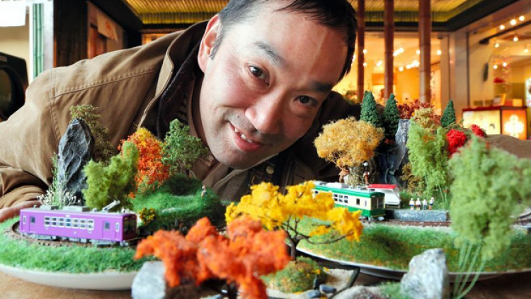 japan-bonrama-train-bonsai-display