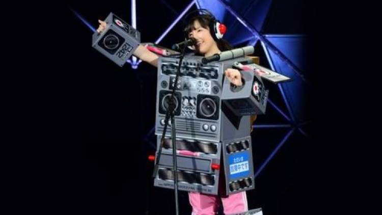 Momoiro-Clover-Zs-Arin-Robo