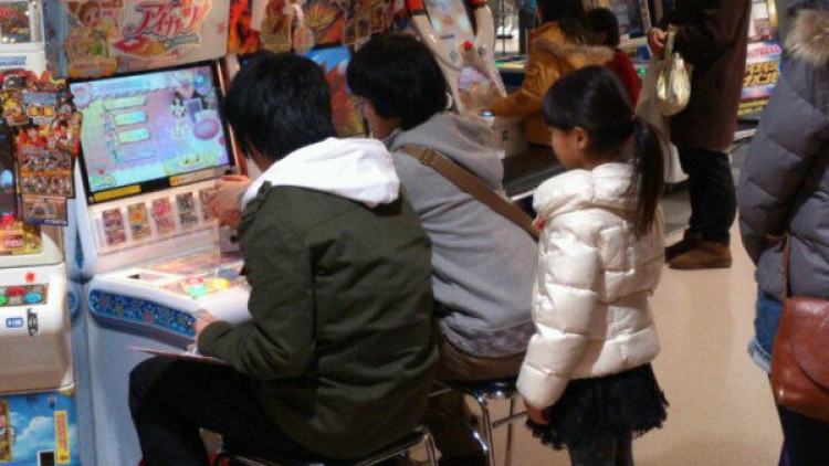 aikatsu-otaku-hogging-arcade-machine-akiba-seventhstyle-006