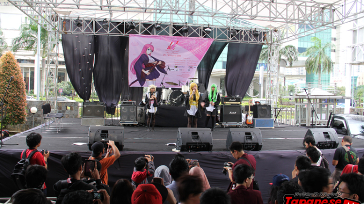 01 Kawaiian Maid Perform