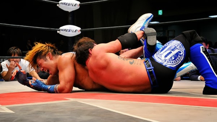 Aj Styles aplica Calf Killer a Seiya Sanada Aj Styles aplica Calf Killer a Seiya Sanada
