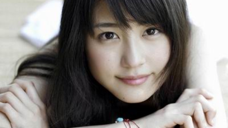 Kasumi Arimura bertransformasi dari manajer klub menjadi pemain Bisbol di dorama baru