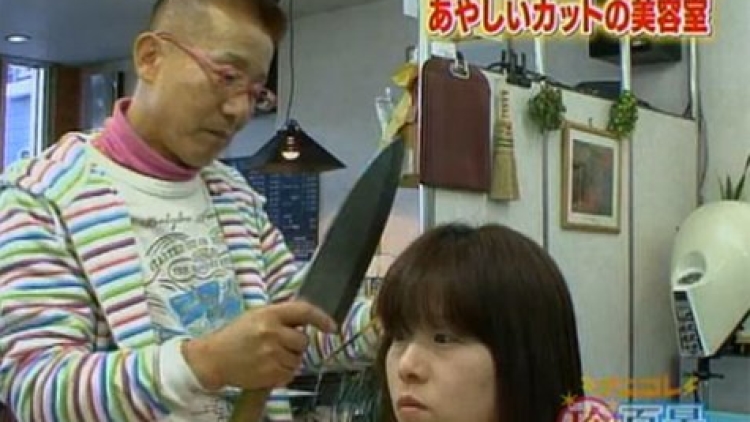 pangkas-rambut-dengan-pisau-daging-001-tantri-setyorini pangkas-rambut-dengan-pisau-daging-001-tantri-setyorini