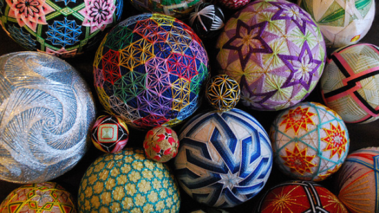 temari-seni-desain-tradisional-jepang-berbentuk-bola-berwarna-warni- (1)